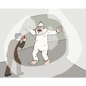 Eine Person macht ein Foto von einem schreienden Yeti in einer Höhle.