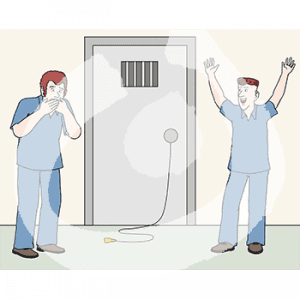 Zwei Personen in Sträflingskleidung stehen neben einer Tür. Eine hält sich den Mund zu, die andere reißt die Arme in die Luft. Am Türgriff hängt ein Band mit einem Zahn.