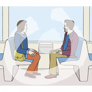 Zwei Personen sitzen sich auf zwei Bänken in der Bahn gegenüber. Sie gucken aus dem Fenster.