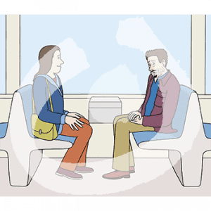 Eine traurige und eine lächelnde Person sitzen sich auf zwei Bänken in der Bahn gegenüber.