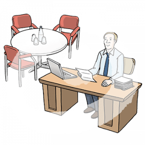 Ein Mann sitzt mit einem Laptop und einem Stapel Papieren an einem Schreibtisch. Daneben steht ein Tisch mit Stühlen, Gläsern und einer Flasche.