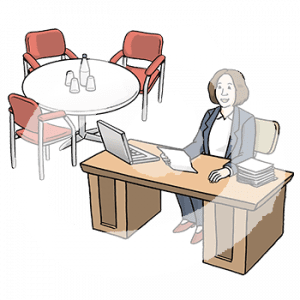 Eine Frau sitzt mit einem Laptop und einem Stapel Papieren an einem Schreibtisch. Daneben steht ein Tisch mit Stühlen, Gläsern und einer Flasche.