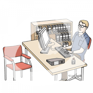 Eine Person sitzt an einem Schreibtisch an einem Computer. Daneben steht ein Schrank mit Ordnern, davor ein Stuhl.