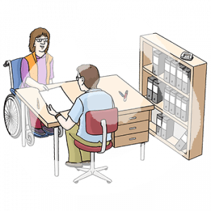 Eine Person im Rollstuhl händigt einer Person hinter einem Schreibtisch einen Zettel aus. Daneben steht ein Schrank mit Ordnern.