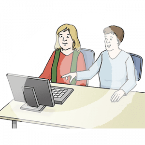 Zwei Personen sitzen vor einem Computer. Eine Person zeigt auf den Bildschirm.