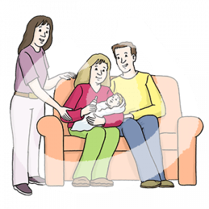Zwei Personen sitzen auf einem Sofa. Eine Person hält ein Baby und eine Flasche im Arm. Eine Person steht daneben und führt ihren Arm.