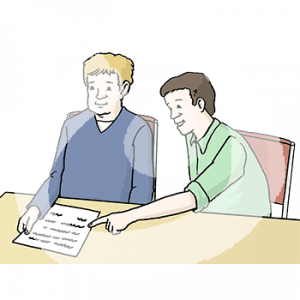 Zwei Personen sitzen an einem Tisch. Eine Person hat ein Zettel vor sich, die andere zeigt darauf.