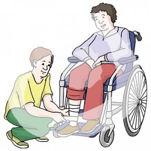 Eine Person sitzt in einem Rollstuhl. Eine andere Person verbindet ihr Bein.