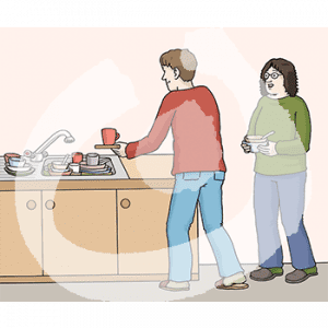 Zwei Personen mit Geschirr in der Hand stehen vor einem Waschbecken mit Geschirr drin.