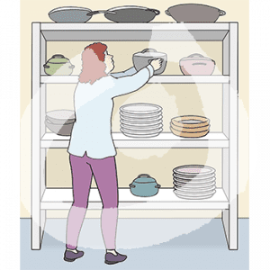 Eine Person steht vor einem Regal mit sortierten, Pfannen und Tellern und stellt einen Topf ins Regal.