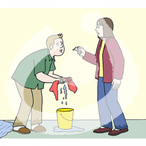 Zwei erschrockene Personen stehen voreinander. Eine Person wringt einen Lappen über einem Eimer aus. Hinter ihr ist eine Pfütze.