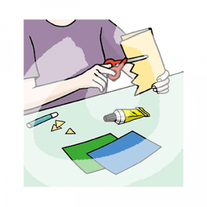 Zwei Hände schneiden Zickzackmuster in ein Papier. Auf dem Tisch liegen bunte Blätter, Klebe und ein Stift.