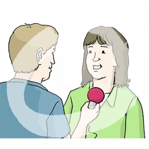 Portraitansicht einer Person die einer anderen Person ein Mikrofon hinhält.