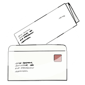 Ein Umschlag mit Adresse und Briefmarke. Darüber ein gefalteter Brief.