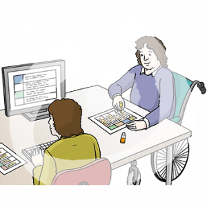 Zwei Personen sitzen an einem Tisch. Eine schreibt auf einem Computer, die andere markiert einen Text.