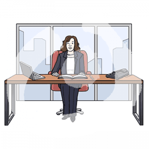 Eine Frau sitzt an einem Schreibtisch mit Laptop, Telefon und aufgeschlagenem Heft. Im Hintergrund ist die Skyline einer Stadt.