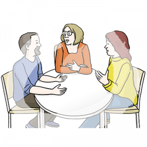 Drei Personen sitzen um einen Tisch herum.