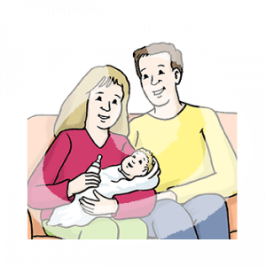 Zwei Personen sitzen auf einem Sofa. Eine hält ein Baby im Arm und hat ein Fläschchen in der Hand.