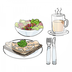 Ein Teller mit einem belegten Brot, ein Salat, Besteck und ein dampfender Becher.