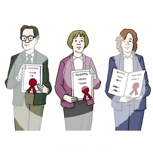 Drei Personen stehen nebeneinander. Sie haben Dokumente mit Schrift und Preisschleifen.