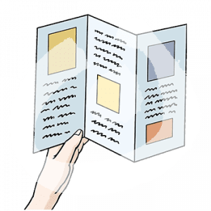 Eine Hand hält ein Faltblatt mit Text und Bildern.