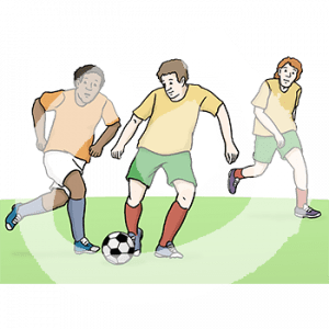 Zwei Personen mit gelbem und orangenem Fußballtrikot sind vor einem Ball. Im Hintergrund ist eine weitere Person in gelbem Trikot.