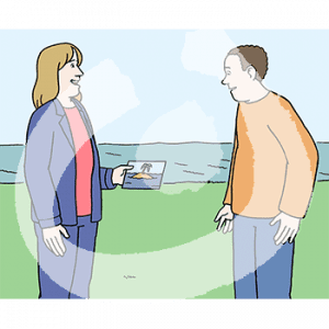 Eine Frau und ein Mann stehen sich gegenüber, im Hintergrund ist Wasser. Sie übergibt ihm eine Karte mit dem Bild von Wasser und einer Palme auf einer Sandbank.
