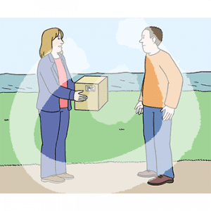 Eine Person hat ein Paket in der Hand, ihr gegenüber steht eine andere Person. Im Hintergrund das Meer.