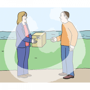 Eine Person hat ein Paket in der Hand. Ihr gegenüber steht eine andere Person und streckt einen Arm nach vorn. Im Hintergrund das Meer.