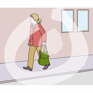 Eine Frau geht auf einem Fußweg.