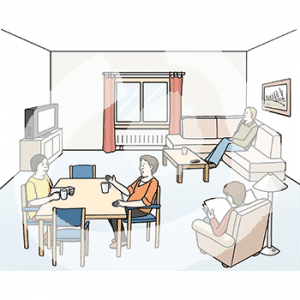 Zwei Personen mit Bechern sitzen an einem Tisch. Daneben liest jemand in einem Sessel. Im Hintergrund sitzt eine Persona auf einem Sofa. Sie guckt Fernsehen.