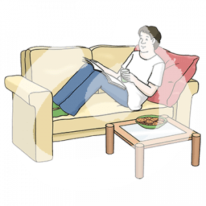 Eine Person mit Glas und Zeitschrift in der Hand liegt auf einem Sofa. Auf dem Tisch daneben stehen Kekse.