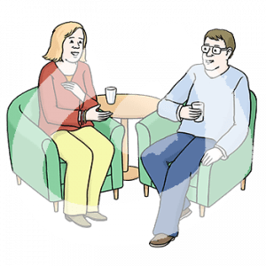 Zwei Personen mit Gläsern sitzen auf Sesseln und gucken sich an.