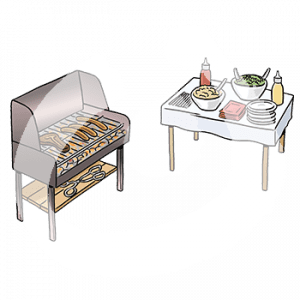 Ein Kohlegrill mit Würstchen und Fleisch. Daneben ein Tisch mit Geschirr, Besteck, Soßen und Salaten.