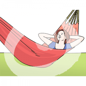 Eine Person liegt in einer Hängematte über einer Wiese.