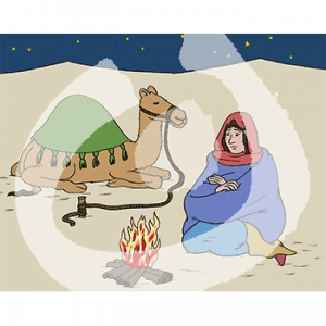 Eine Frau in historischem Gewand und Kopftuch sitzt im Dunkeln in eine Decke gehüllt in der Wüste. Daneben liegt ein Kamel. Vor ihr brennt ein Feuer.