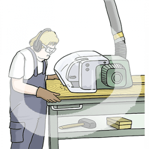 Eine Person mit Latzhose, Schutzbrille, Ohrenschützern und Handschuhen. Sie steht vor einer Kreissäge und hält ein Brett fest.