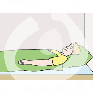 Eine Person in Portraitansicht liegt im Bett.