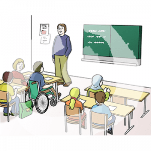 Sechs Kinder sitzen an Tischen und gucken nach vorn. Ein Platz ist leer. Vorne steht eine Person neben einer Tafel.