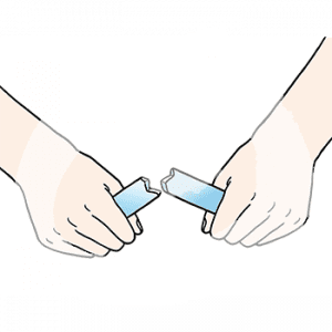 Zwei Hände halten jeweils ein Ende eines zerbrochenen Gegenstandes.