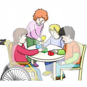 Vier Kinder mit Bauklötzen an einem Tisch.