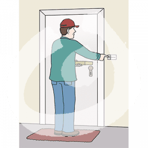 Ein Mann steht vor einer Tür und hat einen Finger auf dem Klingelknopf. In der anderen Hand hält er einen Pizzakarton.