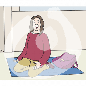 Eine lachende Frau sitzt auf einer Decke.