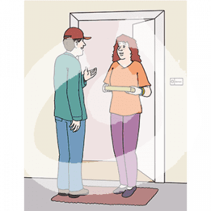 Eine fröhliche Person steht mit Pizzaschachten in den Händen in einer Tür. Davor steht eine andere Person.