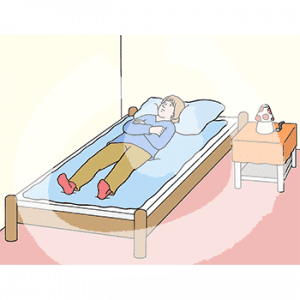 Eine Person liegt auf einem Bett.