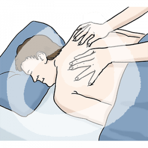 Zwei Hände massieren den nackten Rücken einer Person. Sie liegt auf dem Bauch.