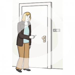 Eine Frau mit einem Schlüssel in der Hand steht vor einer Haustür.