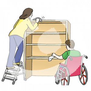 Zwei Personen mit Lappen in der Hand putzen ein Regal. Eine steht auf einer Leiter, die andere sitzt im Rollstuhl.