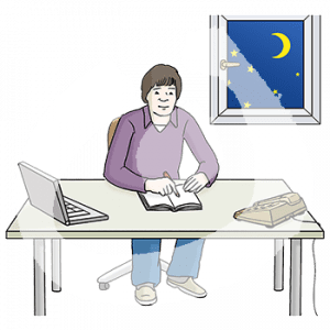 Eine Person sitzt mit Laptop, Stift und Papier an einem Schreibtisch. Draußen sind Sterne und der Mond.