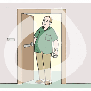 Eine Person steht in einer offenen Tür.